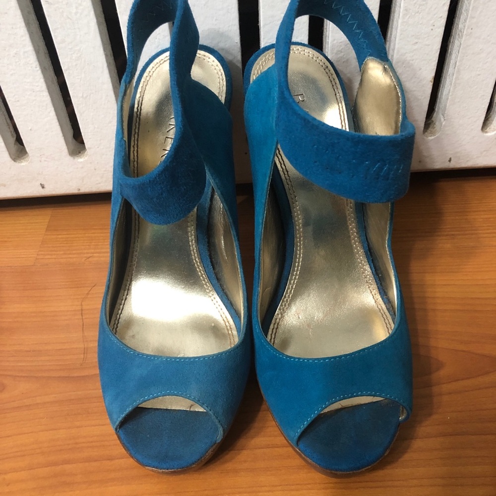 Shoes in color teal
